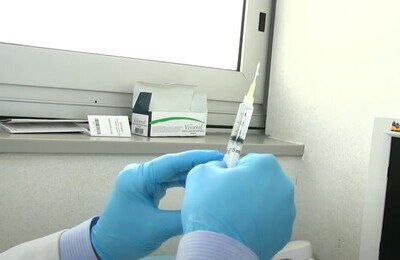 Проведение кодирования Вивитролом в Пионерском Шприц с Вивитролом в руках у врача